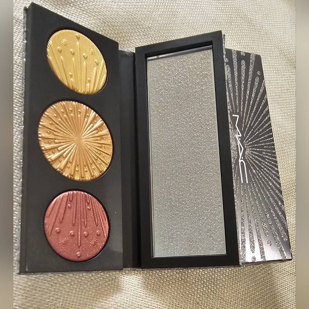 MAC Cosmetics Flashing Ice Extra Dimension Highlighter Trio Medium Deep Palette - Picture 2 of 9